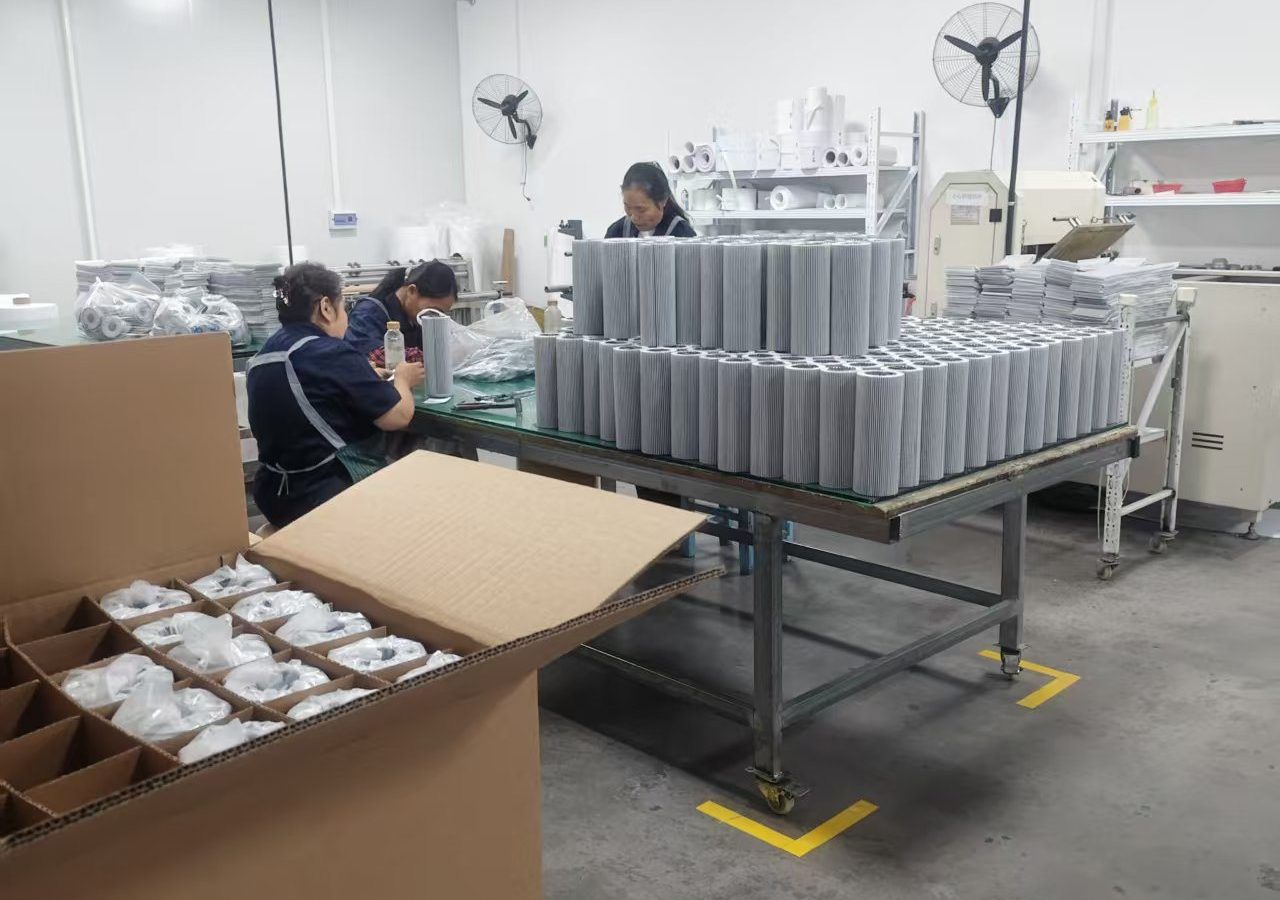 Filter production at the Xinxiang Haijie Machinery plant